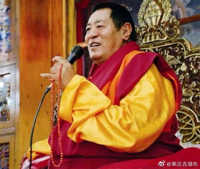 作为法王如意宝的弟子，假使所有人都抛弃了你，也不必感到孤独、寂寞、伤心。因为法王赐予的正法一直在你身...